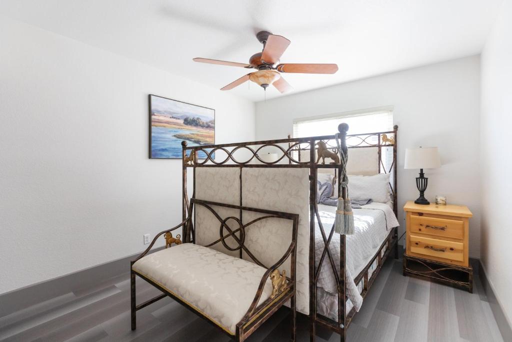 En eller flere senge i et værelse på 1900 Sqft House 5beds,3bath With heated Pool,spa,bbq