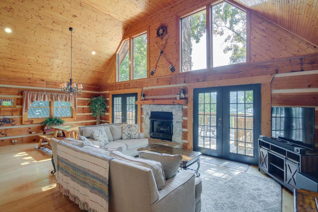 uma sala de estar com um sofá e uma lareira em Cove Life at Tellico Lake Cabin with Hot Tub, Dock em Vonore