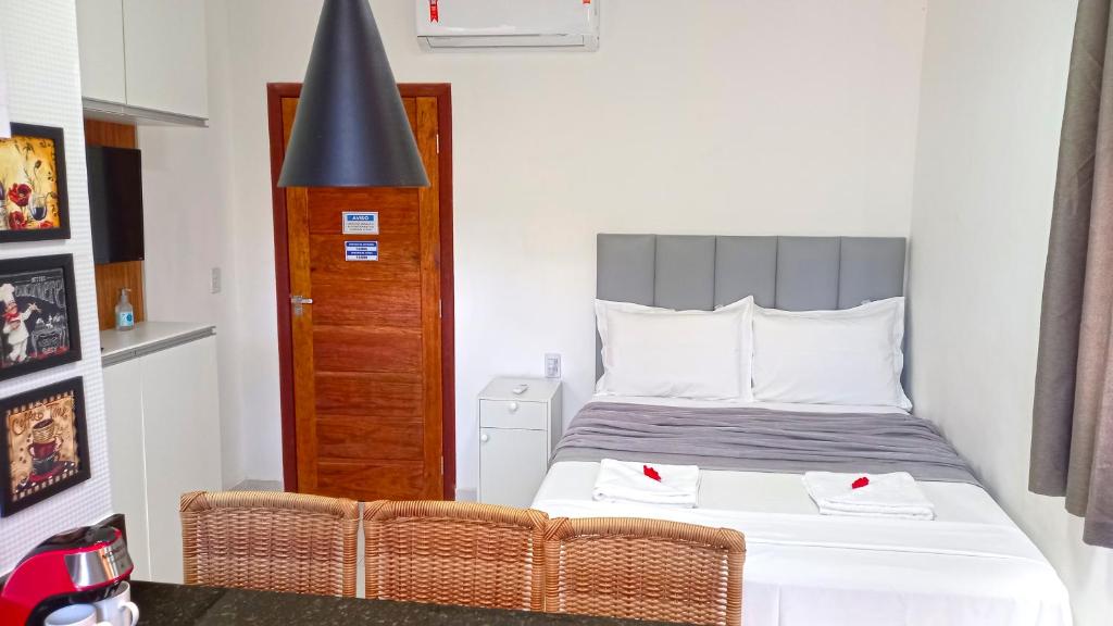 niewielka sypialnia z łóżkiem z białą pościelą w obiekcie Flat da Eliete e Admilson w mieście Porto Seguro