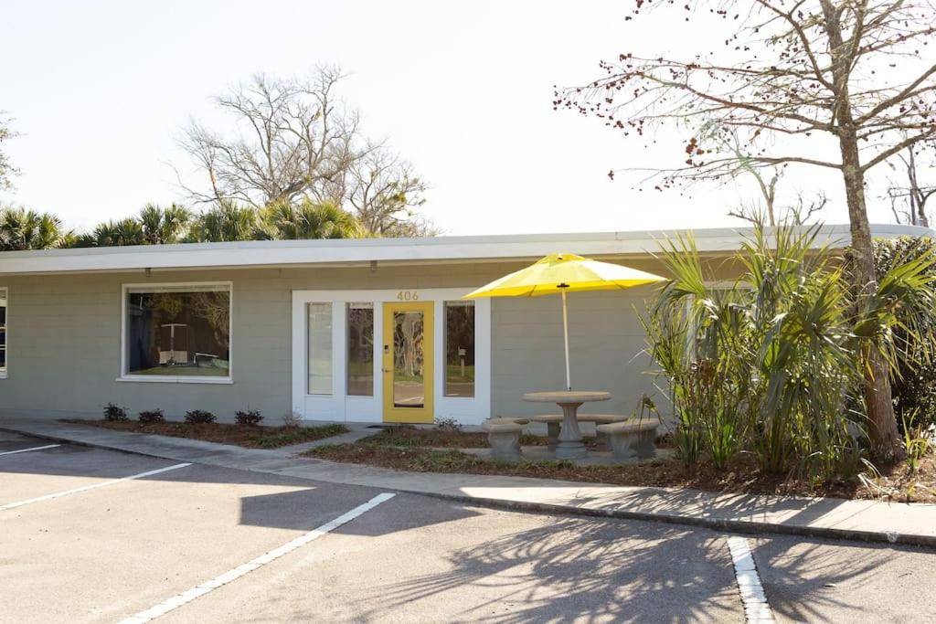 una casa con un tavolo e un ombrello giallo di SunKissed a Bay Saint Louis