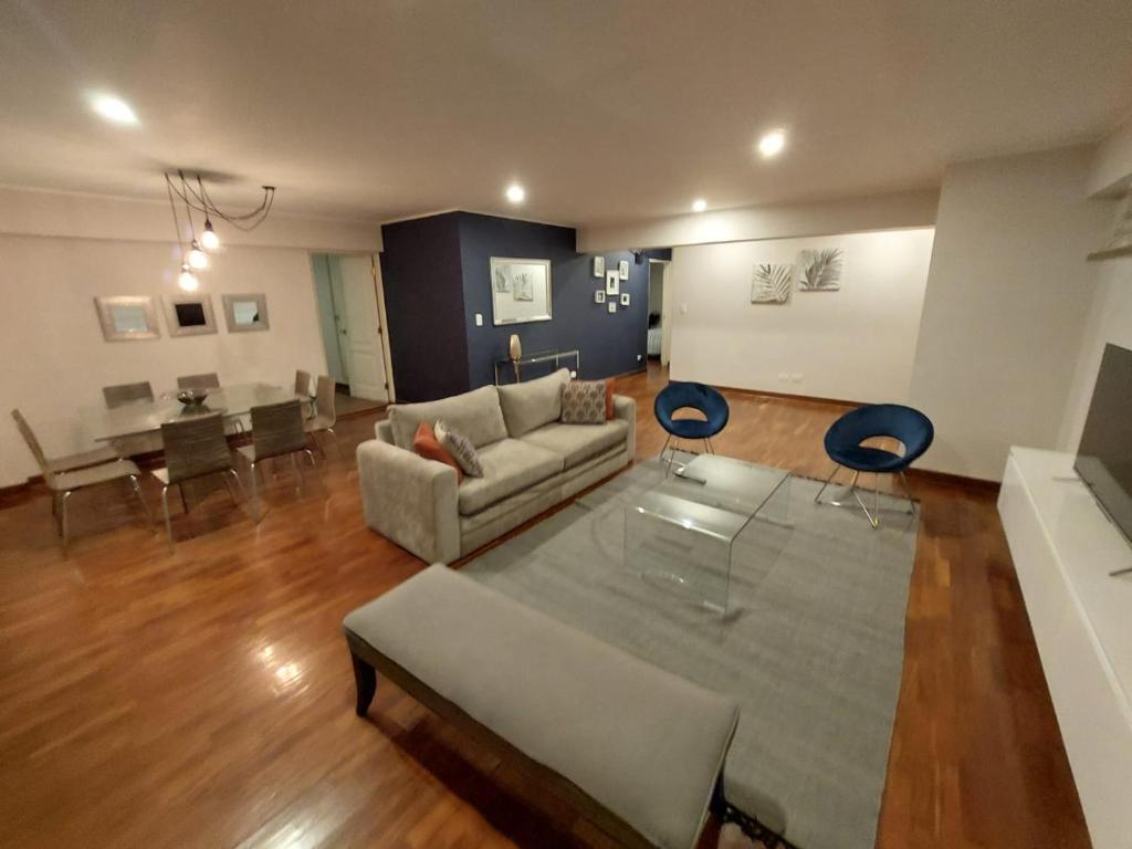 sala de estar con sofá y mesa en MLA apartments - Bolognesi, en Lima