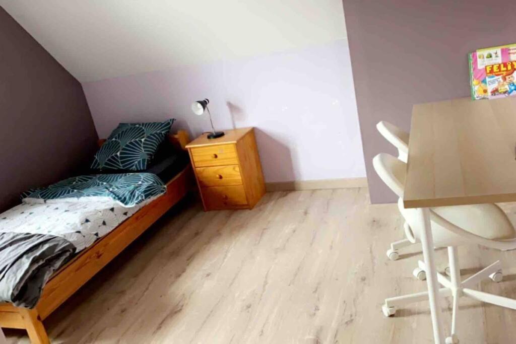1 dormitorio con cama, escritorio y mesa en Location duplex tout confort, en Erquinghem-Lys