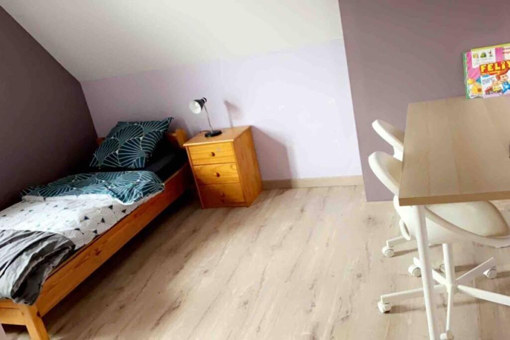 une chambre avec un lit, un bureau et une table dans l'établissement Location duplex tout confort, à Erquinghem-Lys