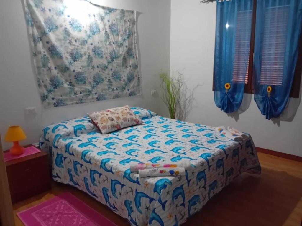 1 dormitorio con cama con almohada en Conchiglietta blu, en Cardedu