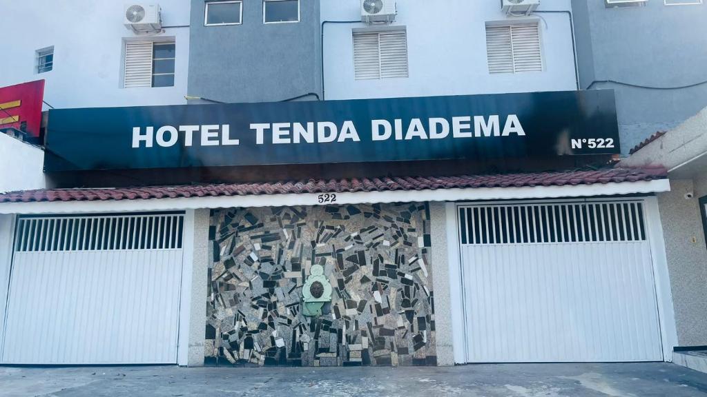 un cartel de hotel temala blanca en la parte delantera de un edificio en Hotel Tenda Diadema, en Diadema