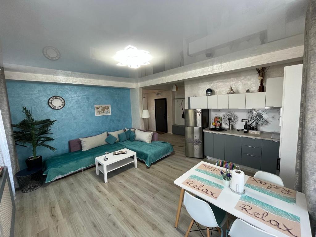 un soggiorno con divano e cucina di Astoria Lux Seashore 23 a Năvodari