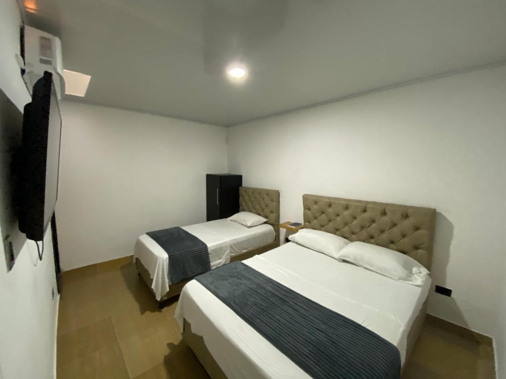 Un pat sau paturi într-o cameră la Hotel Arrendajo
