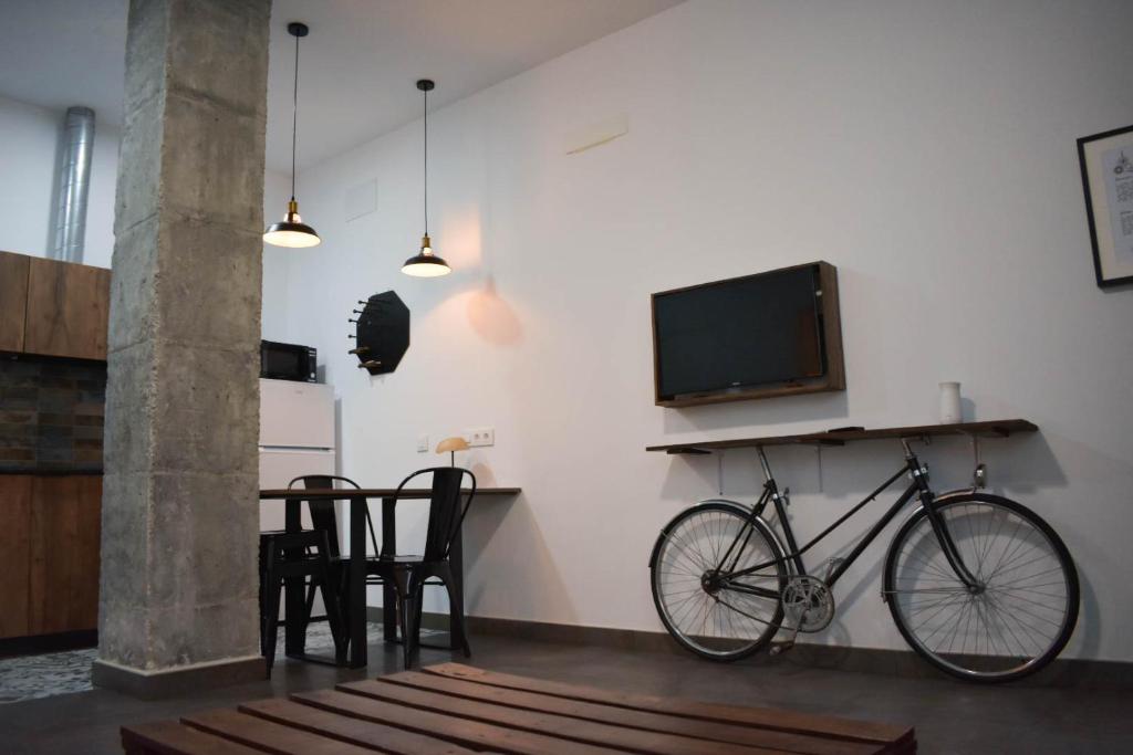 - un vélo garé dans un salon avec une télévision dans l'établissement Sevilla Industrial Flat, à Séville