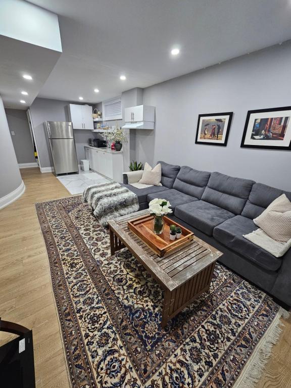 uma sala de estar com um sofá e uma mesa de centro em Basement Apartment in Luxury Beach House em Toronto