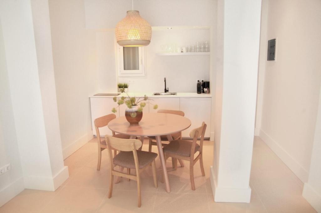 - une cuisine et une salle à manger avec une table et des chaises dans l'établissement Citybreak Apartments 302, à Athènes