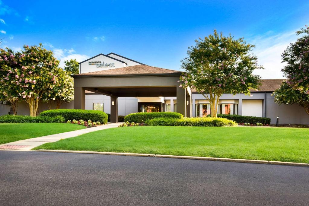 a house with a green lawn in front of it at Sonesta Select Philadelphia Airport in Philadelphia