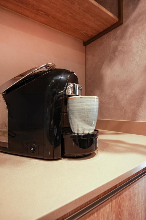 Příslušenství pro přípravu čaje a kávy v ubytování Hemma Bogotá Country Luxury Suites Hotel