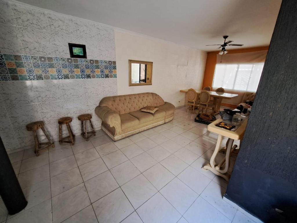 ein Wohnzimmer mit einem Sofa und einem Tisch in der Unterkunft RustiCidade in São Paulo