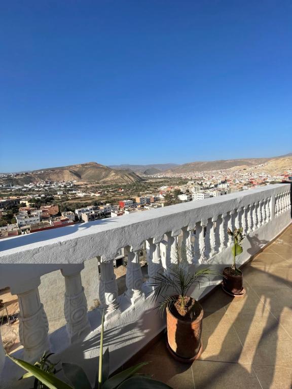 einen Balkon mit Stadtblick in der Unterkunft kosasurfmorocco in Aourir
