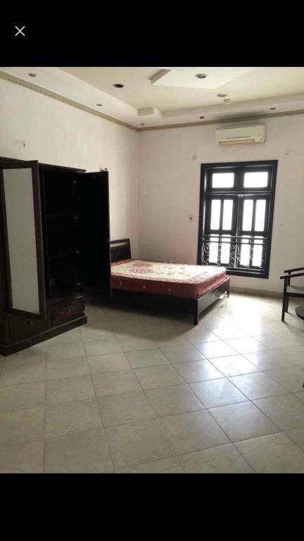 a room with a bed and a window in it at Khách Sạn Kiều Oanh Stella in Bình Thủy