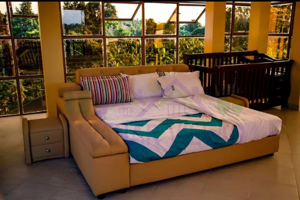 Llit o llits en una habitació de Lwanar Villas and Apartments