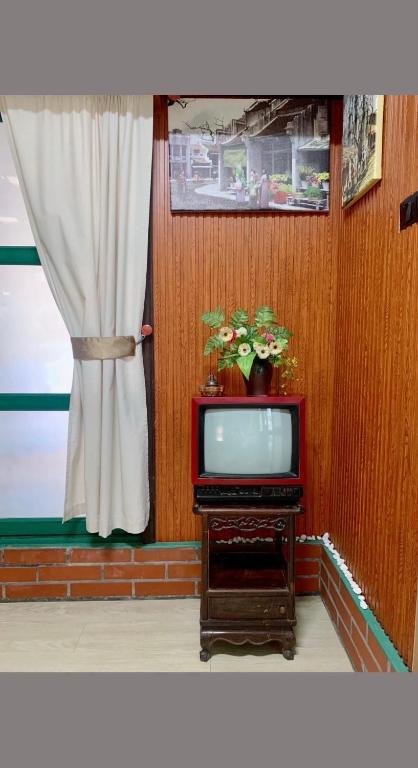 TV a/nebo společenská místnost v ubytování Old House Homestay