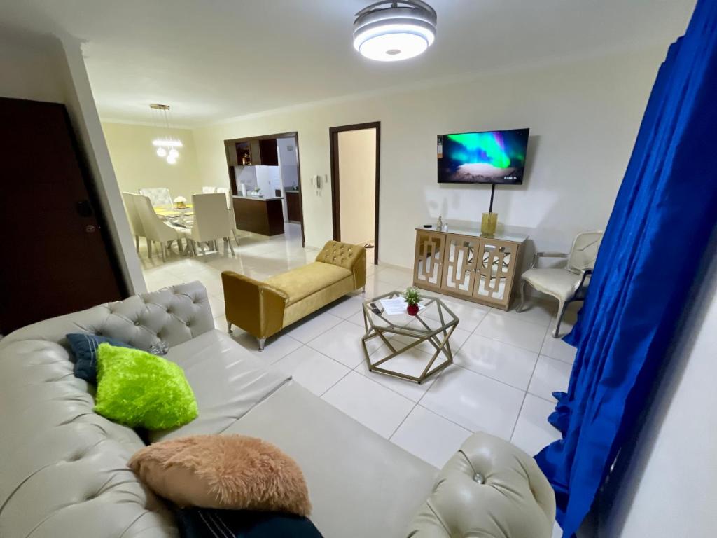 sala de estar con sofá y TV en Apartamento Amplio en Residencial de 2 Habitaciones, en Mendoza