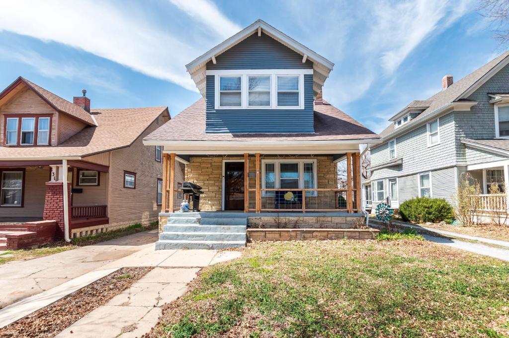 a home with a blue house with a porch at 3 Bed 2 Bath by College Hill w Fitness Room in Wichita