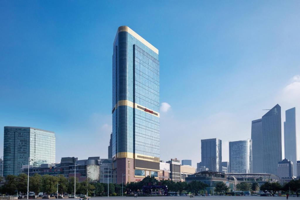 un edificio alto de cristal frente a una ciudad en Guangzhou Marriott Hotel Tianhe en Cantón