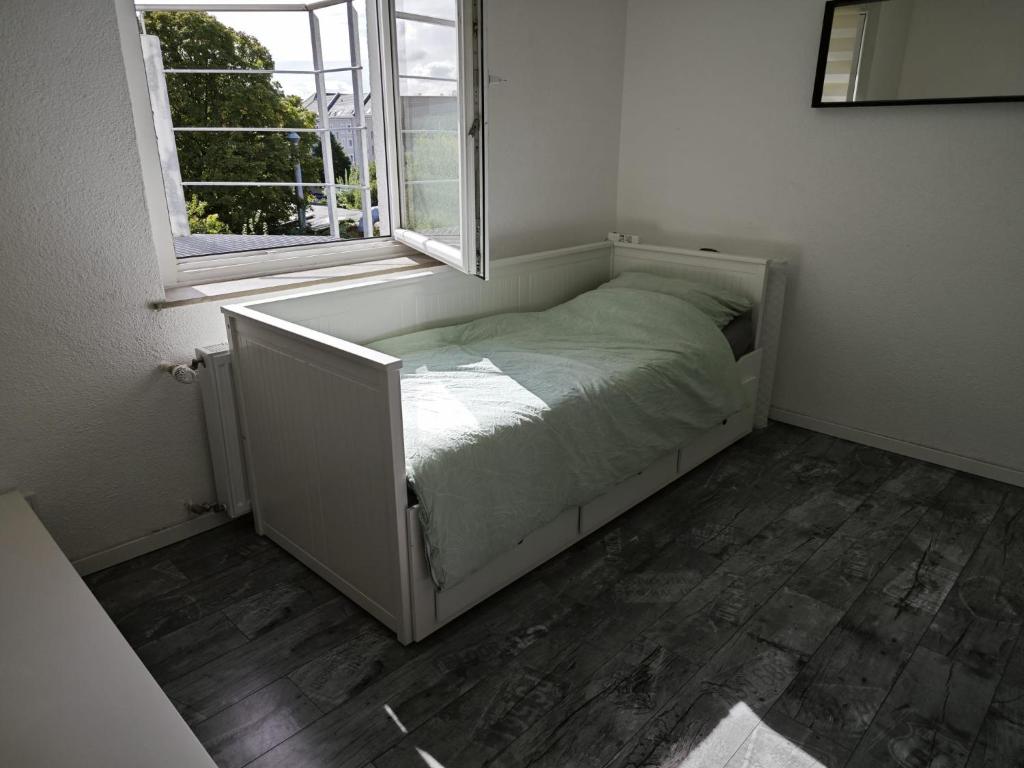 łóżko w pokoju z oknem w obiekcie Smart Appart w Kolonii