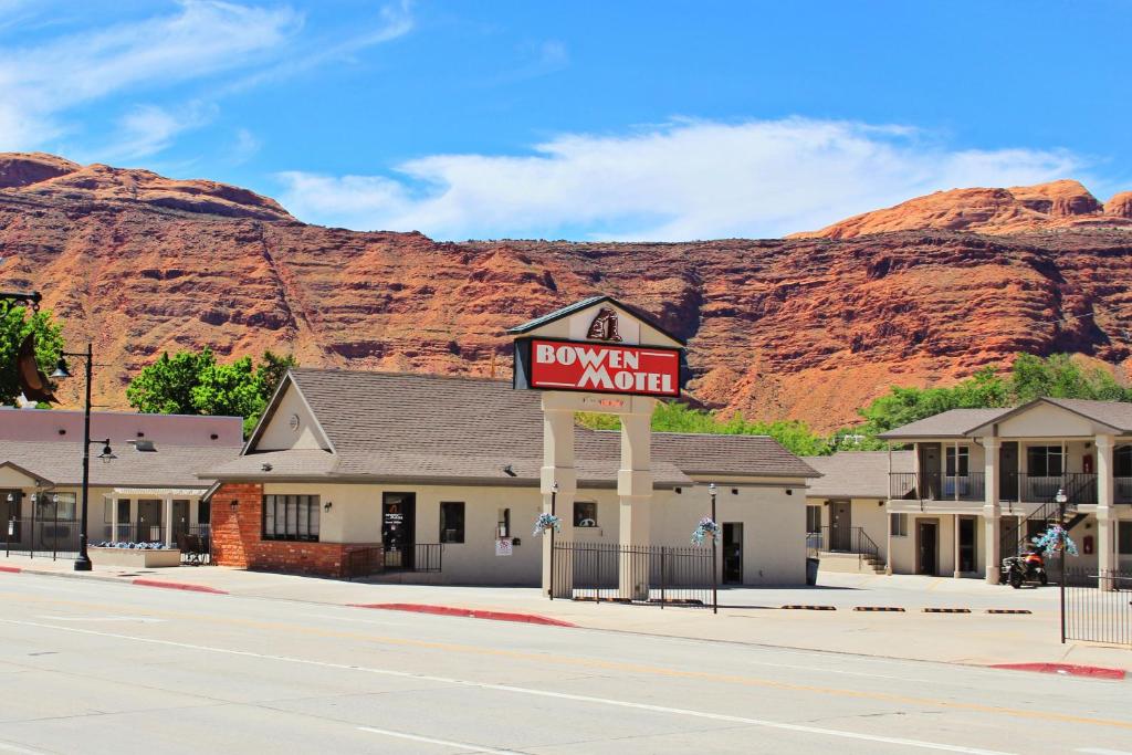 um edifício com um sinal que lê sindicato dos compradores em Bowen Motel em Moab