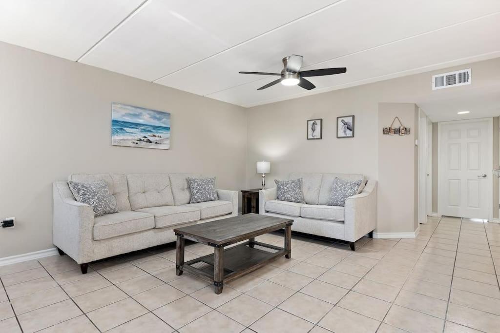 Sala de estar con 2 sofás y mesa en 2 Bed 1 Bath Condo By Beach & Entertainment, en South Padre Island