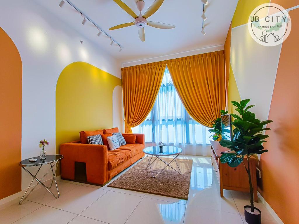 ein Wohnzimmer mit einem orangenen Sofa und einem Fenster in der Unterkunft Skudai Paradigm Mall by JBcity Home in Johor Bahru