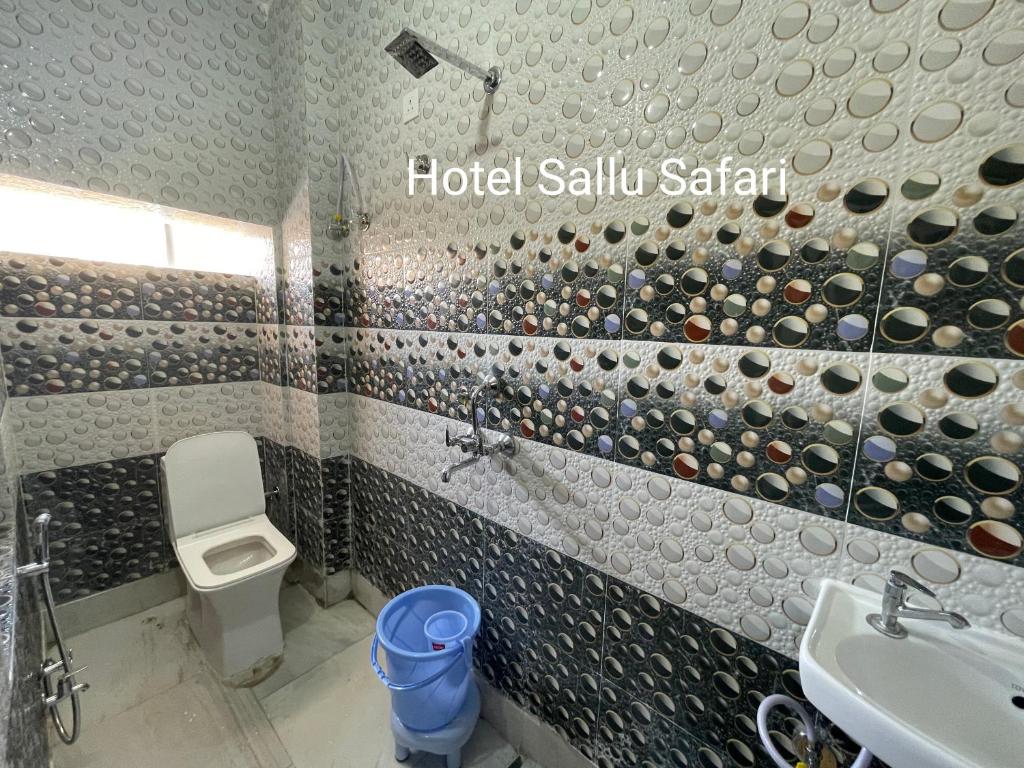 Hotel Sallu Safari في جيلسامر: حمام مع مرحاض ومغسلة