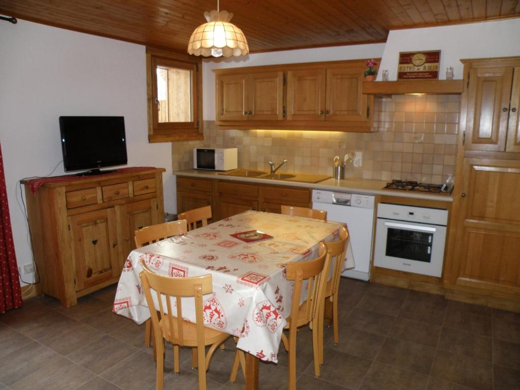 A kitchen or kitchenette at Appartement Les Gets, 3 pièces, 5 personnes - FR-1-671-151