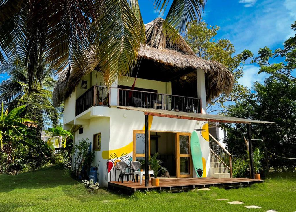 uma casa com telhado de palha em Deluxe Family Suite - In front of the sea em Moñitos