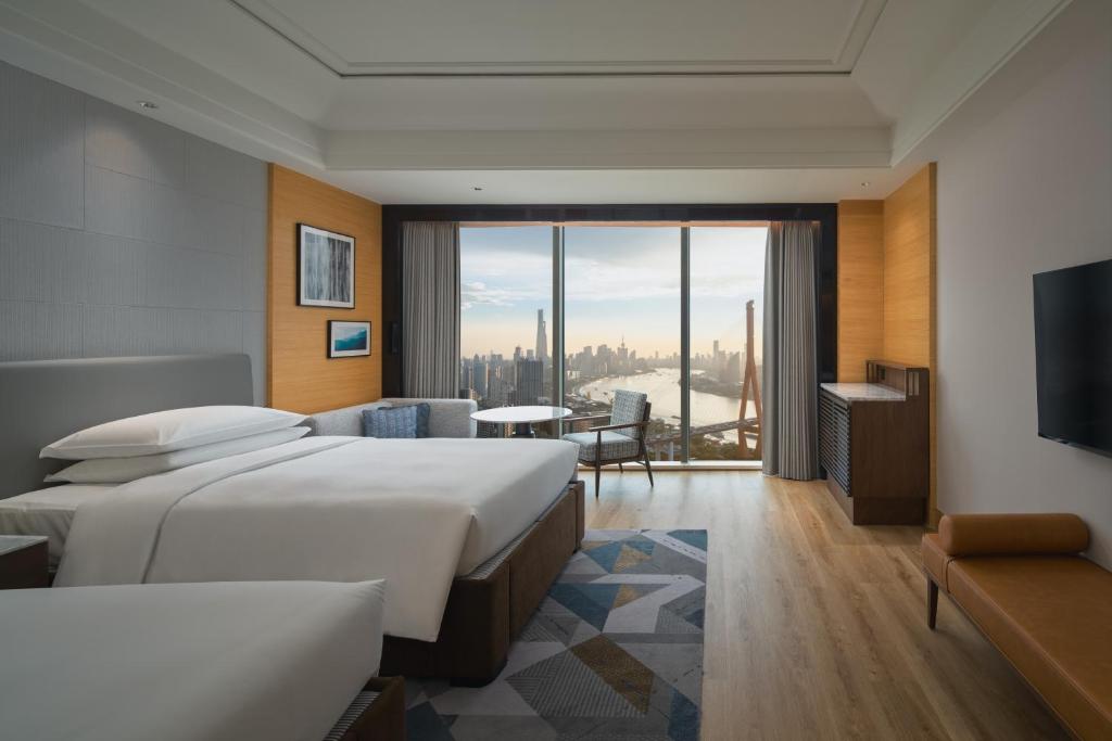 Postel nebo postele na pokoji v ubytování Sheraton Shanghai Pudong Riverside