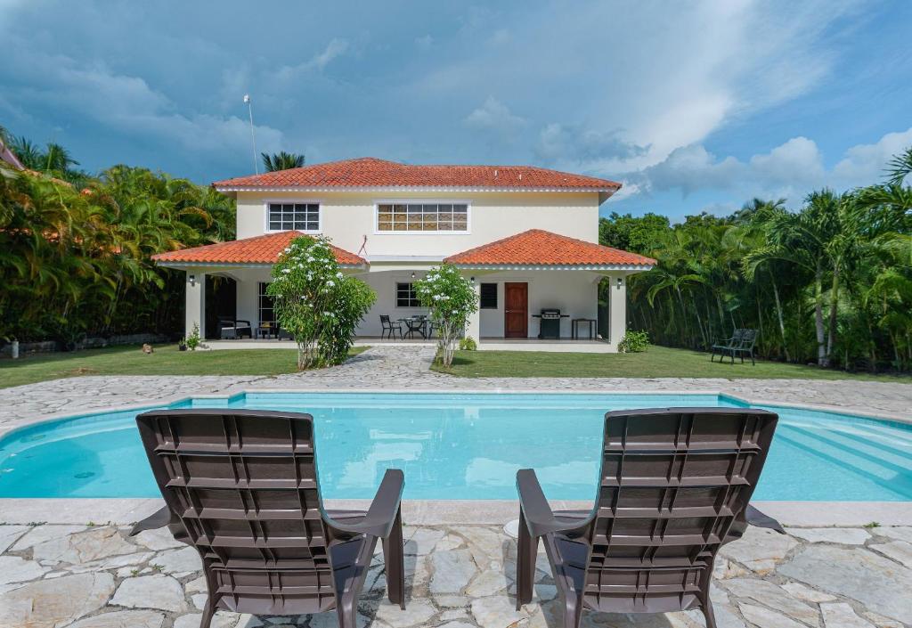 Bazén v ubytování Villa con piscina y vista al campo de golf nebo v jeho okolí