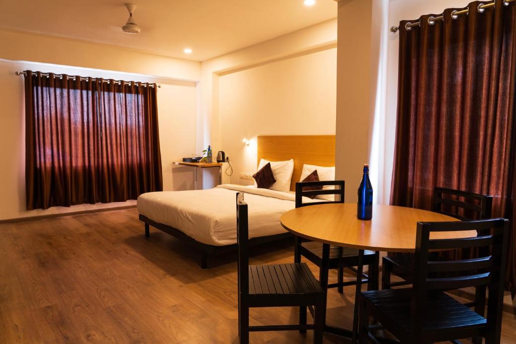 Ένα ή περισσότερα κρεβάτια σε δωμάτιο στο Hotel B R REGENCY