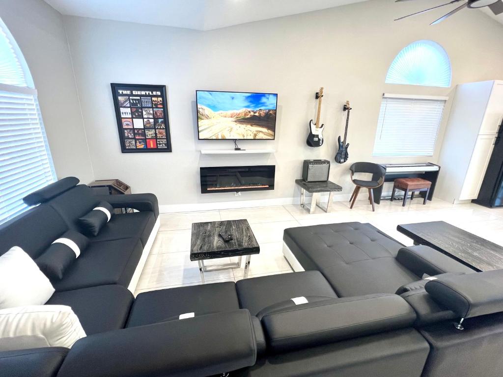 Luxury home by Strip pool and spa with minivan, Las Vegas Updated