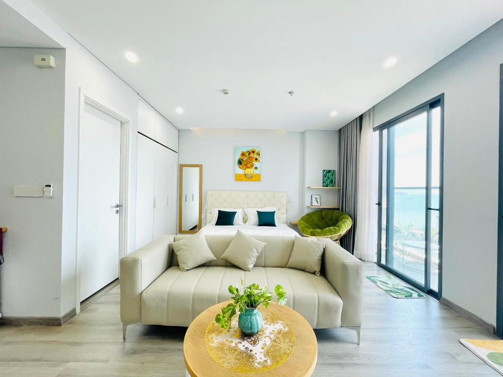 Uma área de estar em Apartment Full Option Sea View Marina Suites