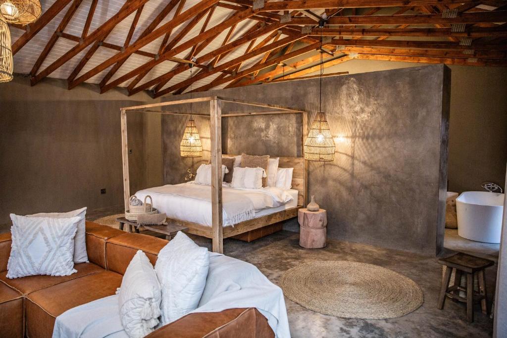Postel nebo postele na pokoji v ubytování Minara Private Boutique Game Lodge