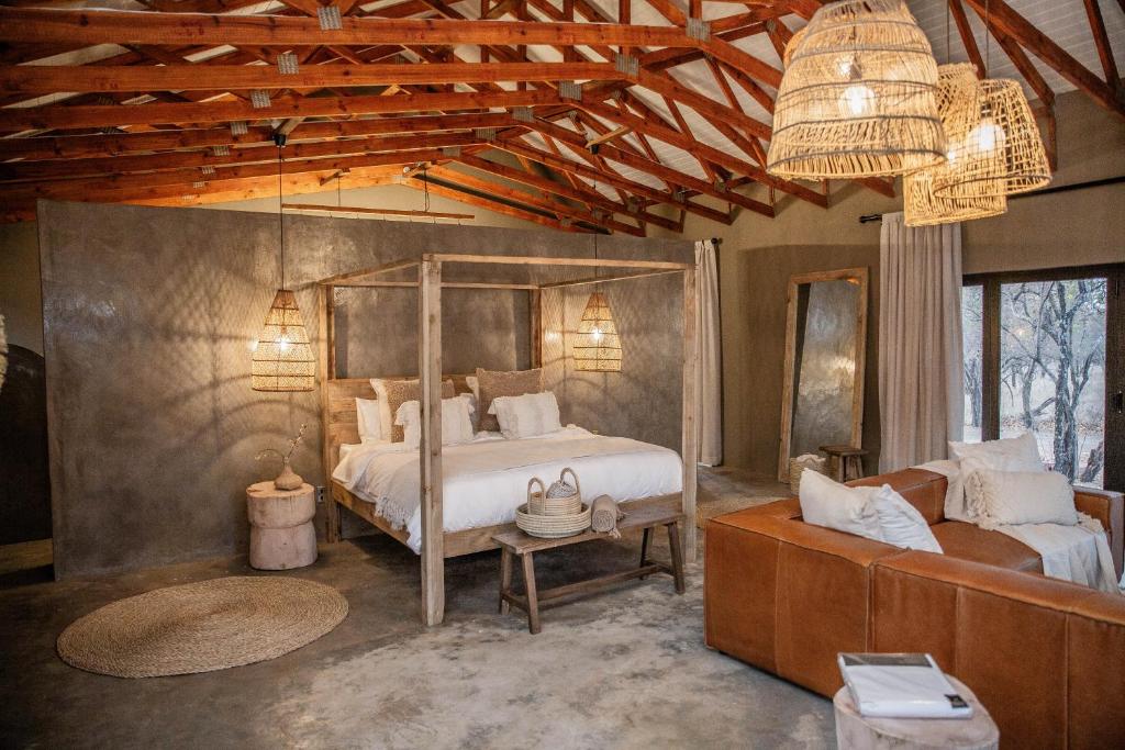 Postel nebo postele na pokoji v ubytování Minara Private Boutique Game Lodge