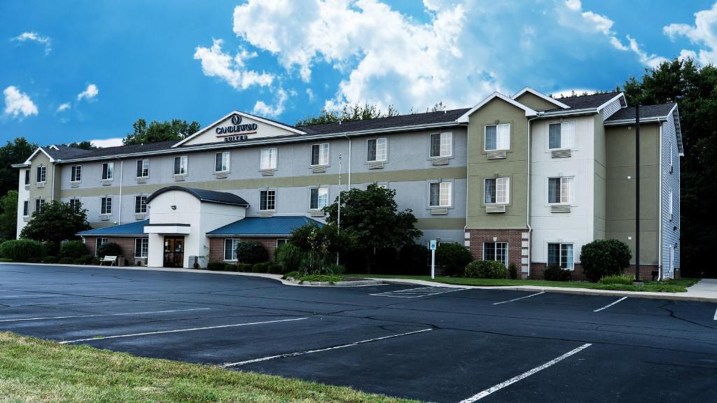 um hotel com um parque de estacionamento em frente em Candlewood Suites Saint Joseph - Benton Harbor, an IHG Hotel em Stevensville