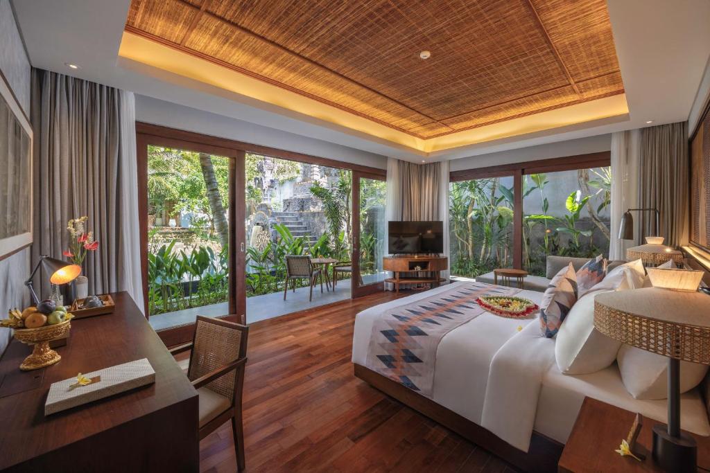 Postel nebo postele na pokoji v ubytování The Hava Ubud A Pramana Experience