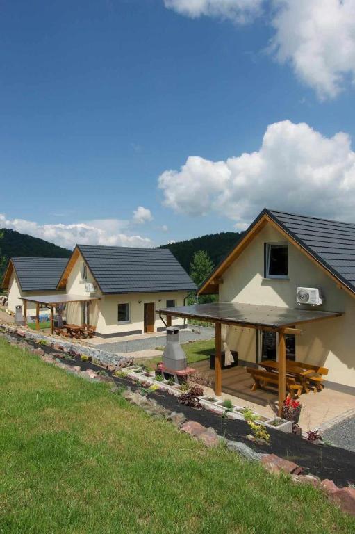 a row of cottages with a lawn in front of them at Leśna Ostoja in Lubawka