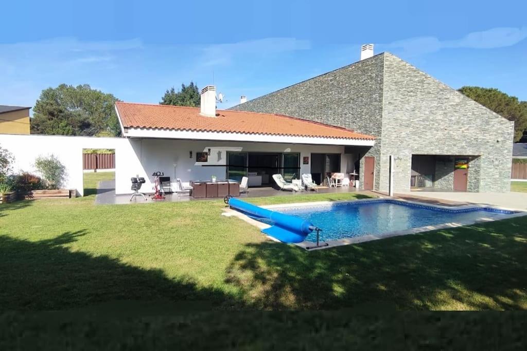 a house with a swimming pool in the yard at Magnífica Casa Familiar en Moralzarzal Madrid in Moralzarzal