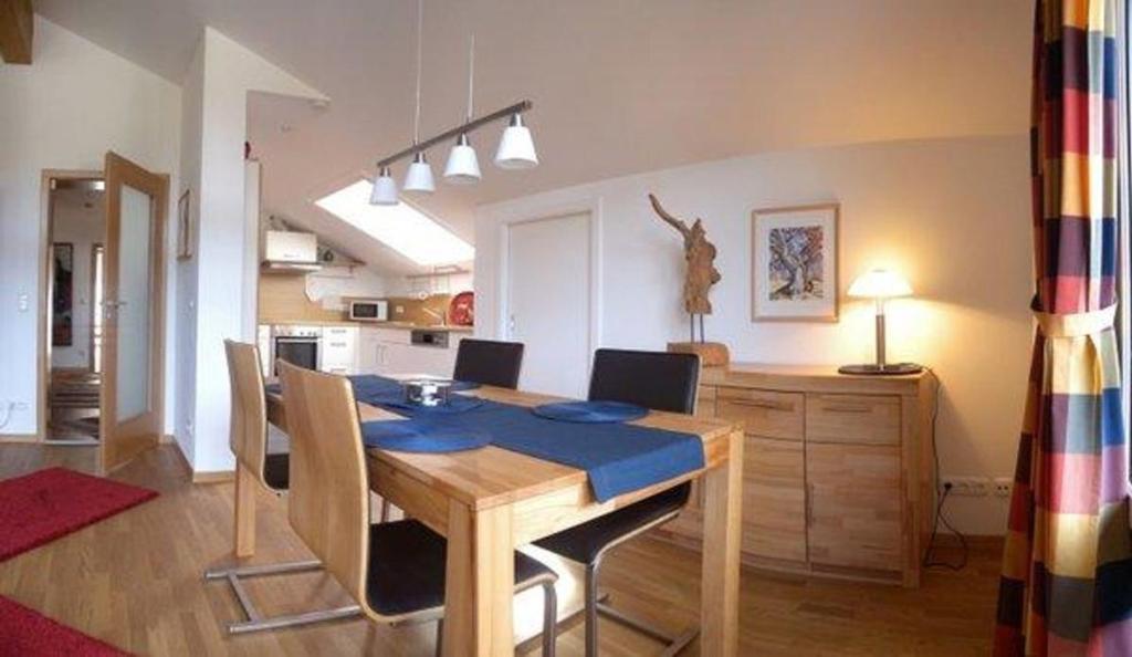 einen Esstisch mit Stühlen und eine Küche in der Unterkunft Sonnentau -909- in Mittenwald