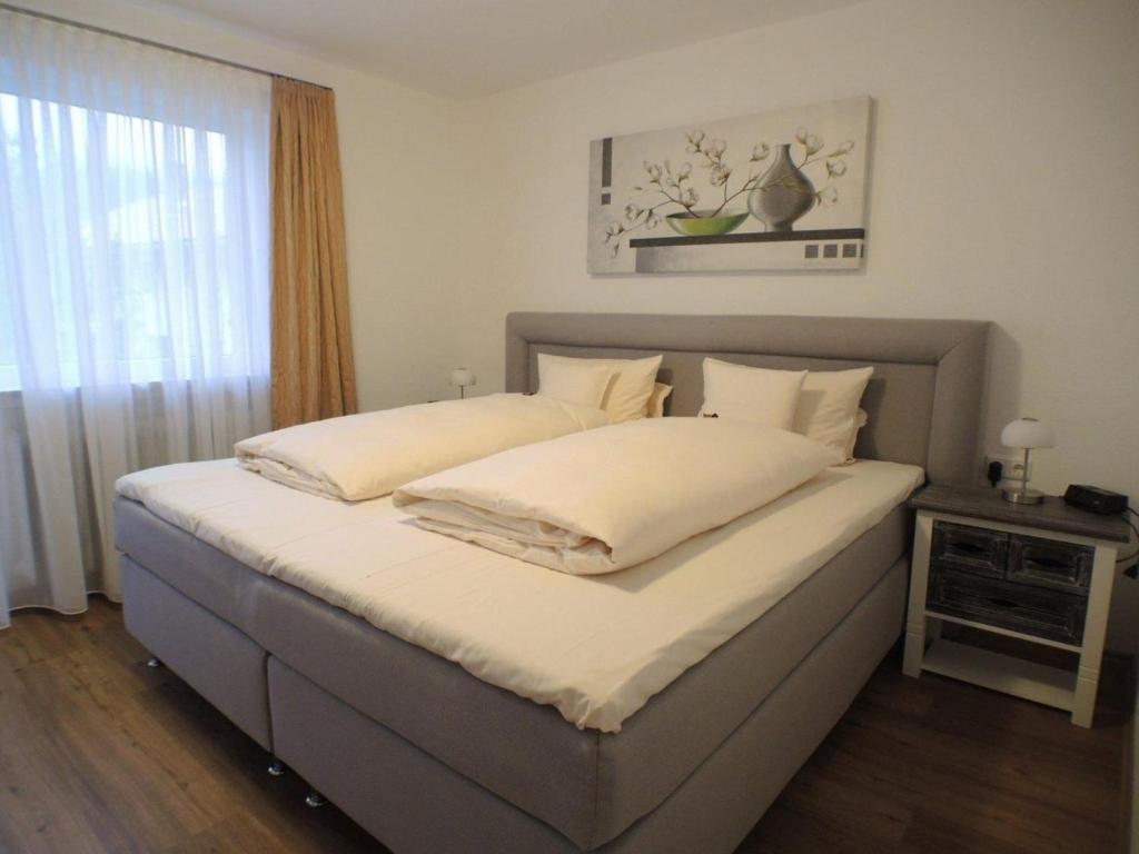 - une chambre avec un lit doté de draps blancs et une fenêtre dans l'établissement Rustico -301-, à Mittenwald