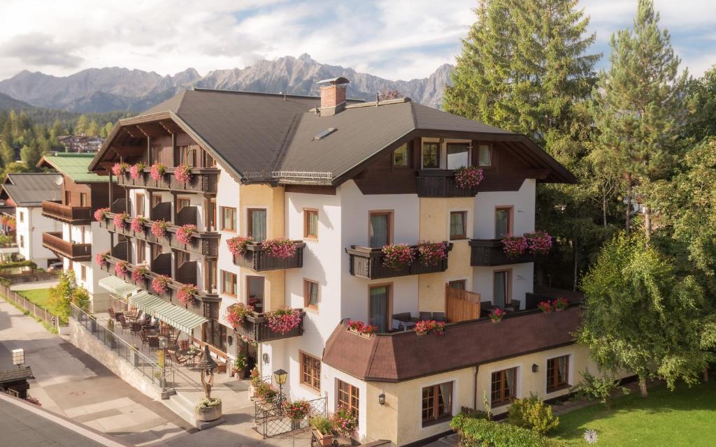 una vista aérea de un edificio con macetas de flores en Appartement- und Wellnesshotel Charlotte - 3 Sterne Superior, en Seefeld in Tirol