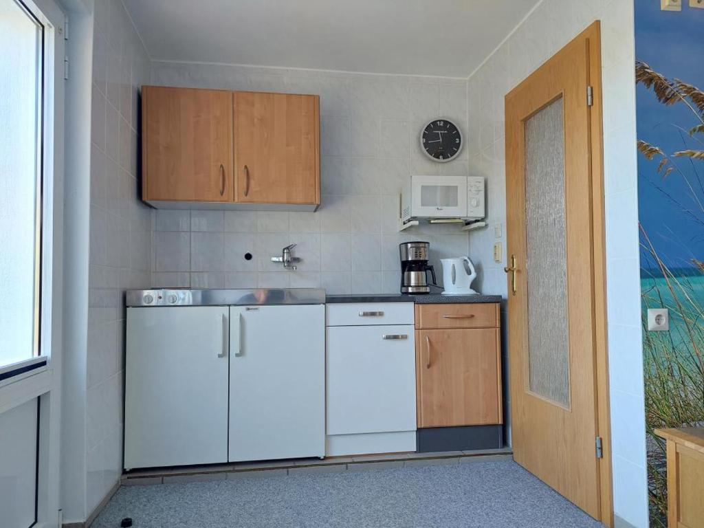 cocina con nevera blanca y microondas en NEU! Ferienwohnung Storchennest EG, en Kramerhof