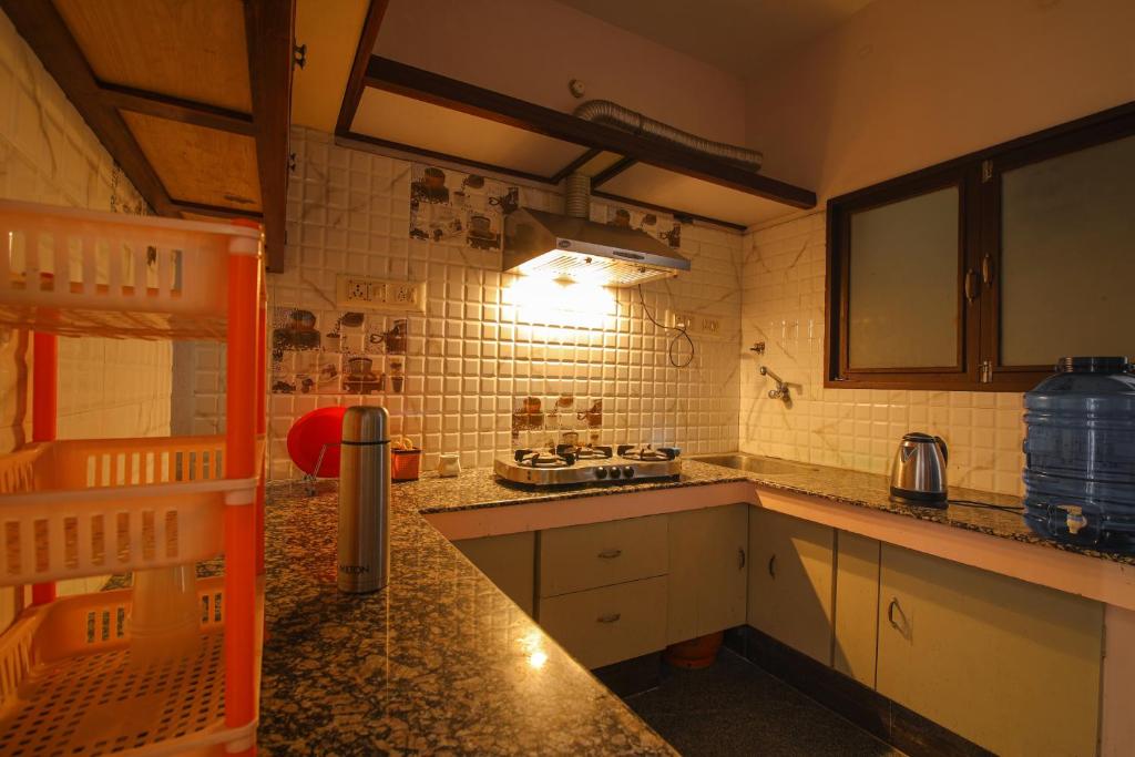 Kuchyň nebo kuchyňský kout v ubytování Manora Residency