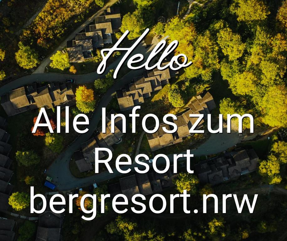 een luchtfoto van een resort met de tekst hello altec info zim resort bij Dorint Resort Winterberg in Winterberg