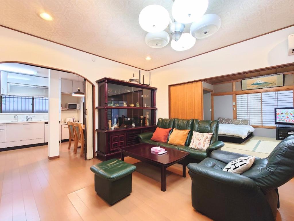 sala de estar con sofá y mesa en season guest house, en Tokio