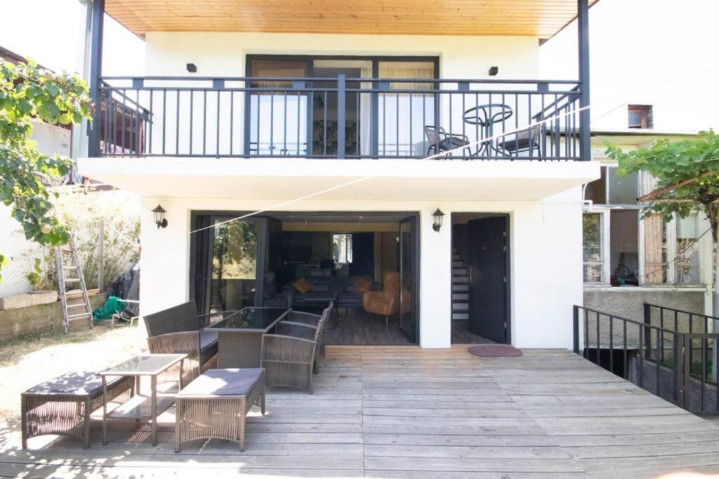 Balkón nebo terasa v ubytování Ideally located spacious 3 bedroom house